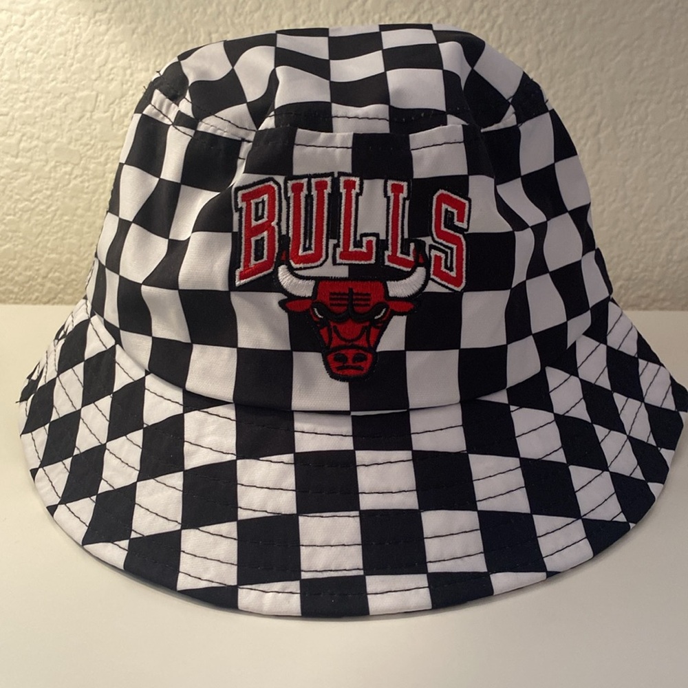 NWOT Chicago Bulls Embroidered Checkered Print Bucket Hat